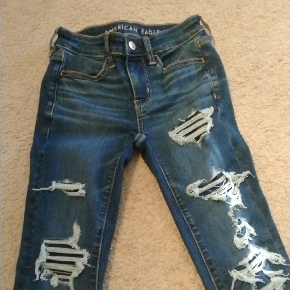 American Eagle: Distressed Skinny Jeans , Size 000 Short. Never Worn ( no tags )
